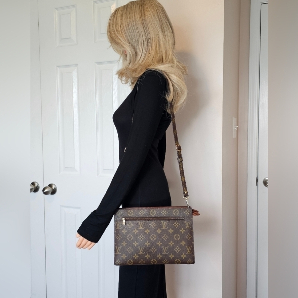 Authentic LOUIS VUITTON Monogram Enghien Crossbody Bag - Picture 4 of 16